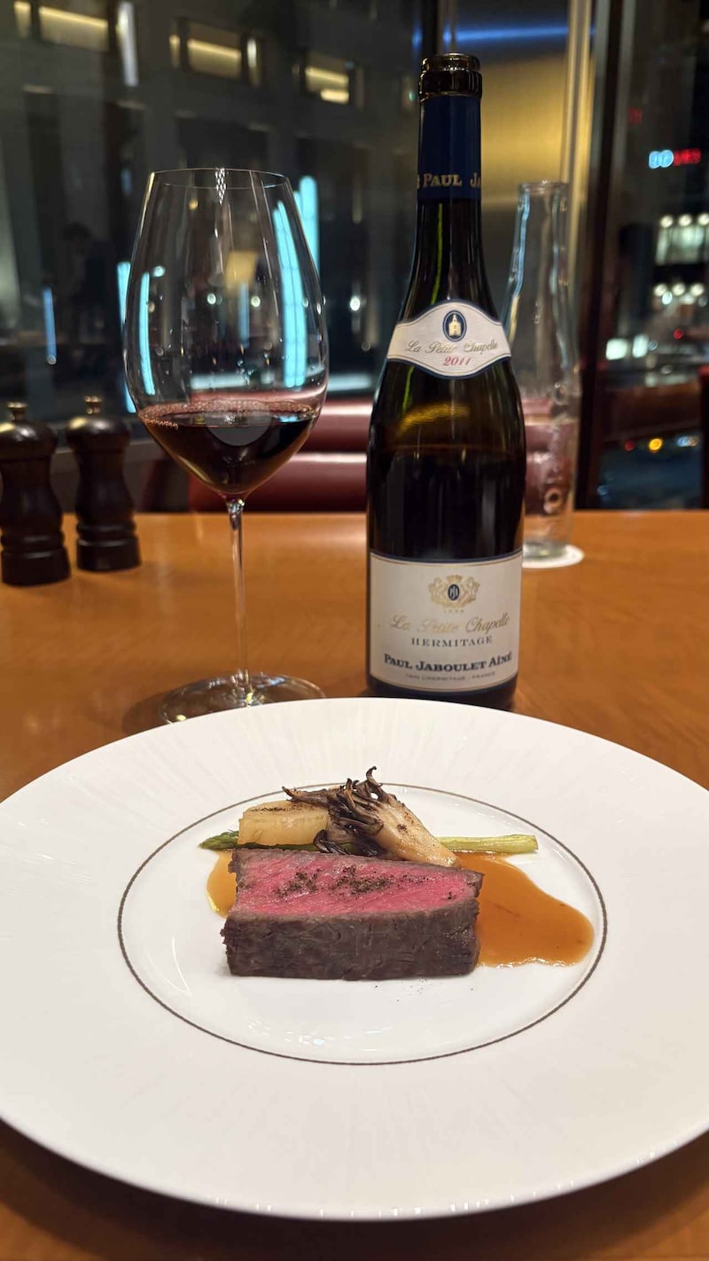 画像: 5品目:「国産牛サーロインのロースト 山椒と季節野菜 スパイスの香るビーフジュ」 ペアリングワイン:『ポール シャブレ エネ エルミタージュ シャペル ローヌ ヴァレー 2011年』