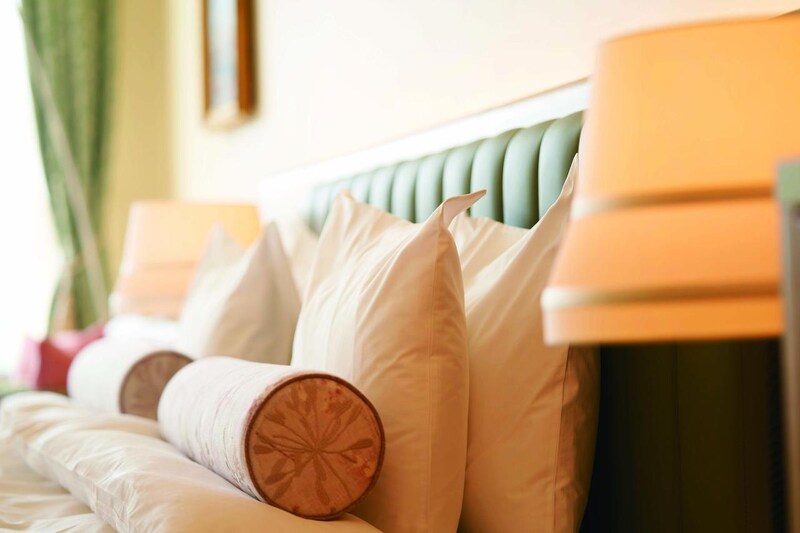 画像: 八ヶ岳を望む大きな窓、寝心地のいいベッド、調度品……。客室にも「上質」が設えられている。ミニバーにはシャパーニュ「ポメリー」のホテルオリジナルエチケットのミニボトルが