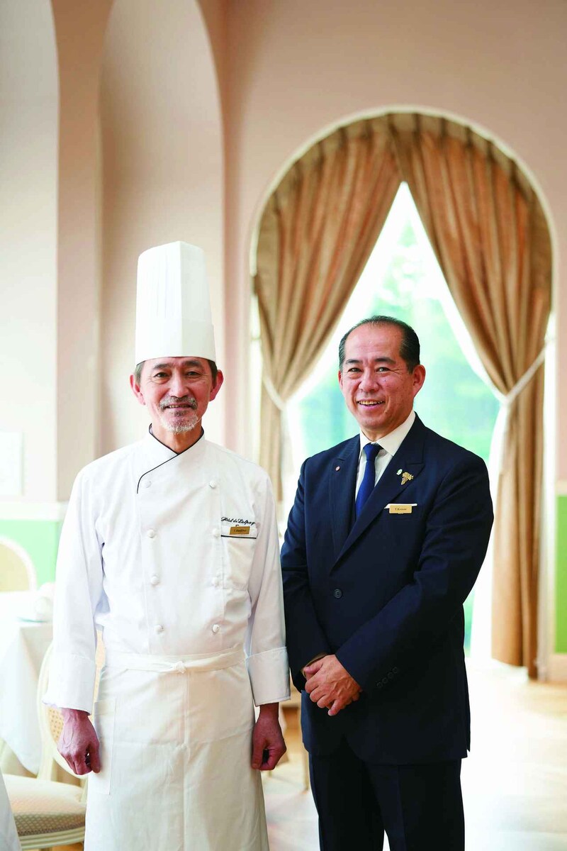 画像: レストラン「ル・ジャルダン」グランシェフの星野辰哉氏（左）と、支配人でソムリエ、シャンパーニュ騎士団の騎士の称号も持つ小前岳志氏