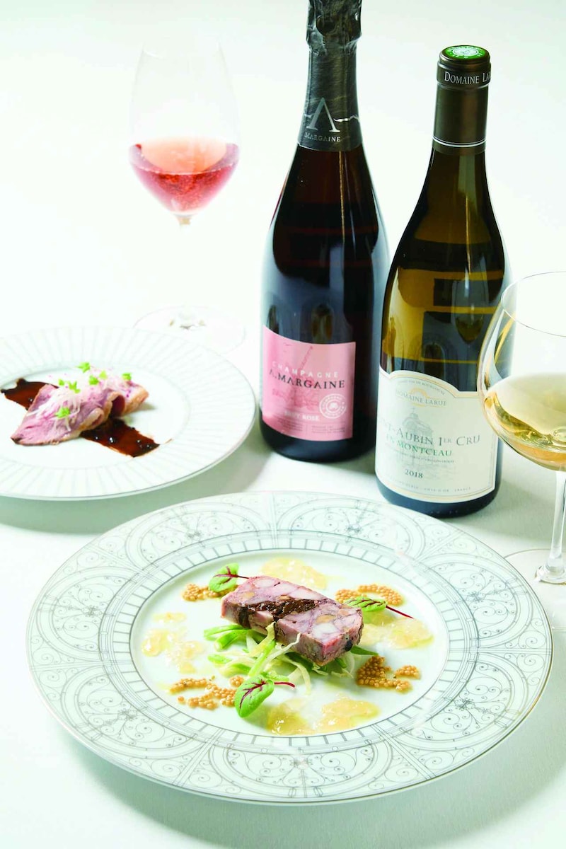 画像: 前菜の二品。「鴨 胸肉の自家製スモーク グリーンペッパー風味のバルサミコソース」には『アルマン・マルゲーヌ ブリュット・ロゼ・ダッサンブラージュ NV』を。鴨の脂分や、バルサミコの甘味や酸味と、ロゼシャンパーニュのタンニンや泡が絶妙なバランスを見せる。「うさぎのテリーヌ 信州りんごのピューレとマスタードシード添え」は『ドメーヌ・ラリュー サン・トーバン プルミエ・クリュ アン・モーソン 2018年』とともに。ホワイトミートの旨味とリンゴの甘味に、ワインが持つ酸と果実味、独特のコクが調和する