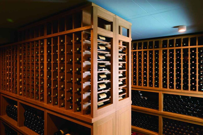 画像: フランス直輸入の銘醸ワインの数々が静かに時を刻む