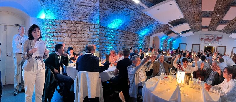 画像: ニュイ・サン・ジョルジュのワイン会館で開かれた記念夕食会で挨拶するクレマン・ド・ブルゴーニュ生産者組合(UPECB)会長のアニエス・ヴィトーさん