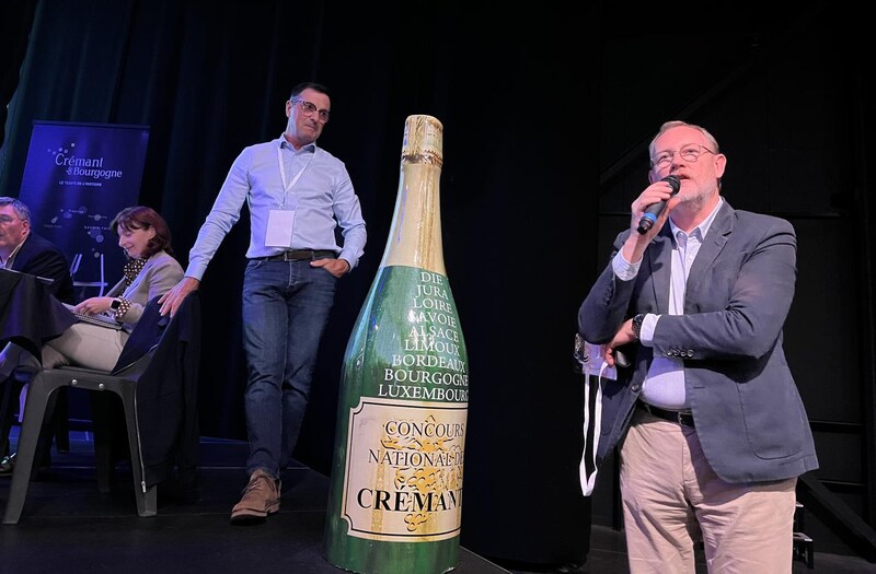 画像: 講演会をオーガナイズしたクレマン・ド・ブルゴーニュ生産者組合(UPECB)事務局長のピエール・デデュ・クエディク氏(右)と全国クレマン生産者連盟(FNPEC)会長のドミニック・フュルラン氏(左)