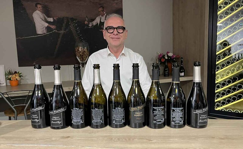 画像: メゾン・ルイ・ピカメロのスペシャルボトル「アン・シャゾ」の垂直テイスティングのために用意された９本のボトル。オーナーのフィリップ・ショタール氏