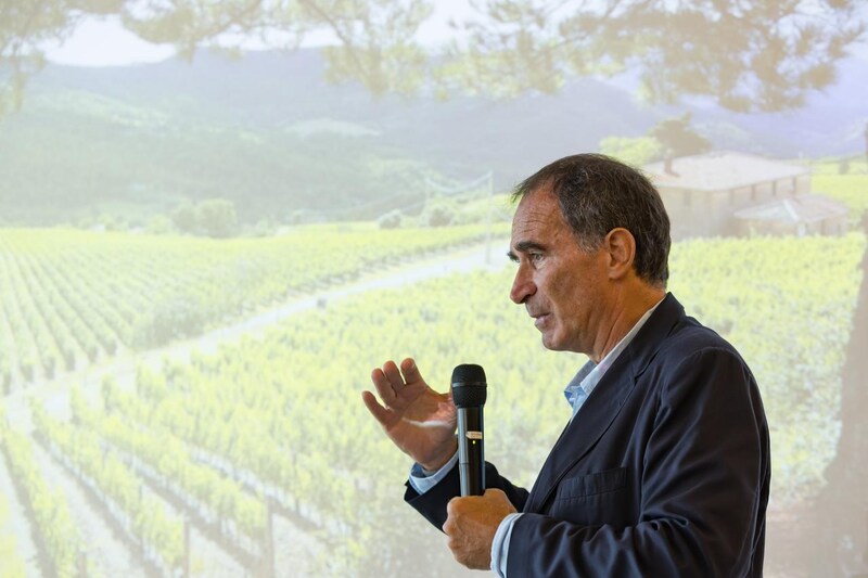 画像: 垂直試飲の前に、「フレスコバルディ」の歴史や所有するワイナリー「カステッロ・ポミーノ」について語る輸出統括責任者のステファノ・ベニーニ氏　写真：吉岡晋