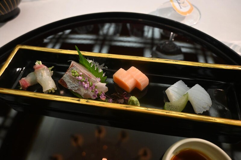 画像: 3品目:鯛菜巻き 縞鯵 サーモン砧 青利烏賊 あしらい 山葵 醤油 ワイン:『二コラ・フィアット グラン・クリュ ブラン・ド・ブラン 2015年』