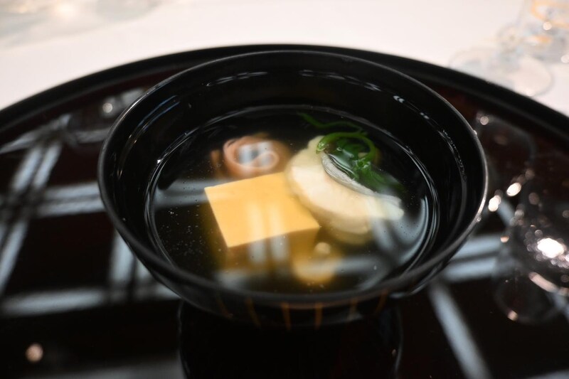 画像: 2品目:相並葛打ち 雲丹とろ豆富 紫蘇素麺 湿地 蔓菜 柚子 ワイン:『ジャカール モザイク・ブリュット NV』