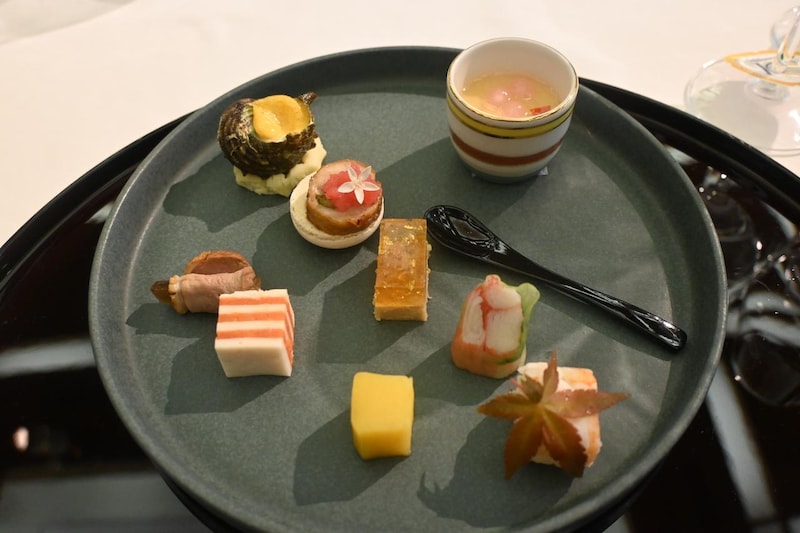 画像: 1品目:嶺岡蒸し 栄螺黄金焼 博多燻鮭 海老手綱寿司 鶏アスパラ巻 琥珀羹 竹蟹糝薯 合鴨牛蒡巻 九十レモン煮 ワイン:『パルメ ラ レゼルヴ NV』