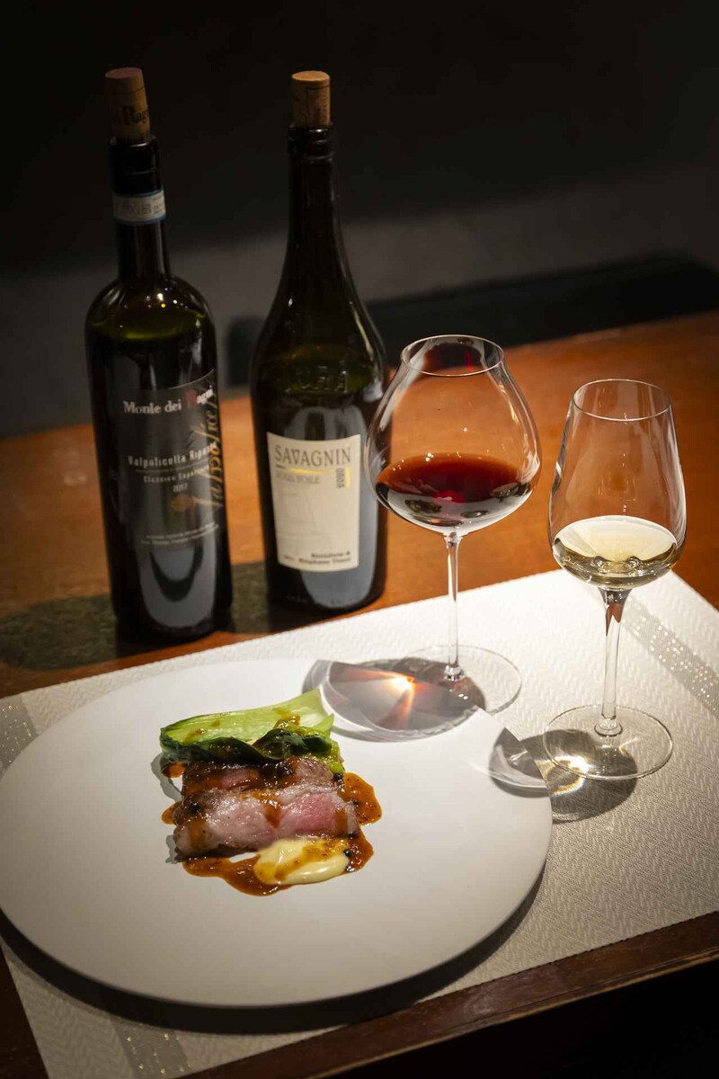 画像: ピレネー産ビゴール豚のロティ生粒胡椒と熟成モン・ドールのソース×『アルボワ・サヴァニャン スー・ヴォワル2020年』（ベネティクト・エ・ステファン・ティソ）［右］、『ヴァルポリチェッラ・リパッソ・クラッシコ・スペリオーレ2017年』（モンテ・デイ・ラーニ）