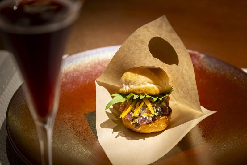 画像: 藁焼き鰹とホエイバンズのハンバーガー仕立て、ミモレット18カ月×『プントローザ2023年』（ソット・イル・ノーチェ）