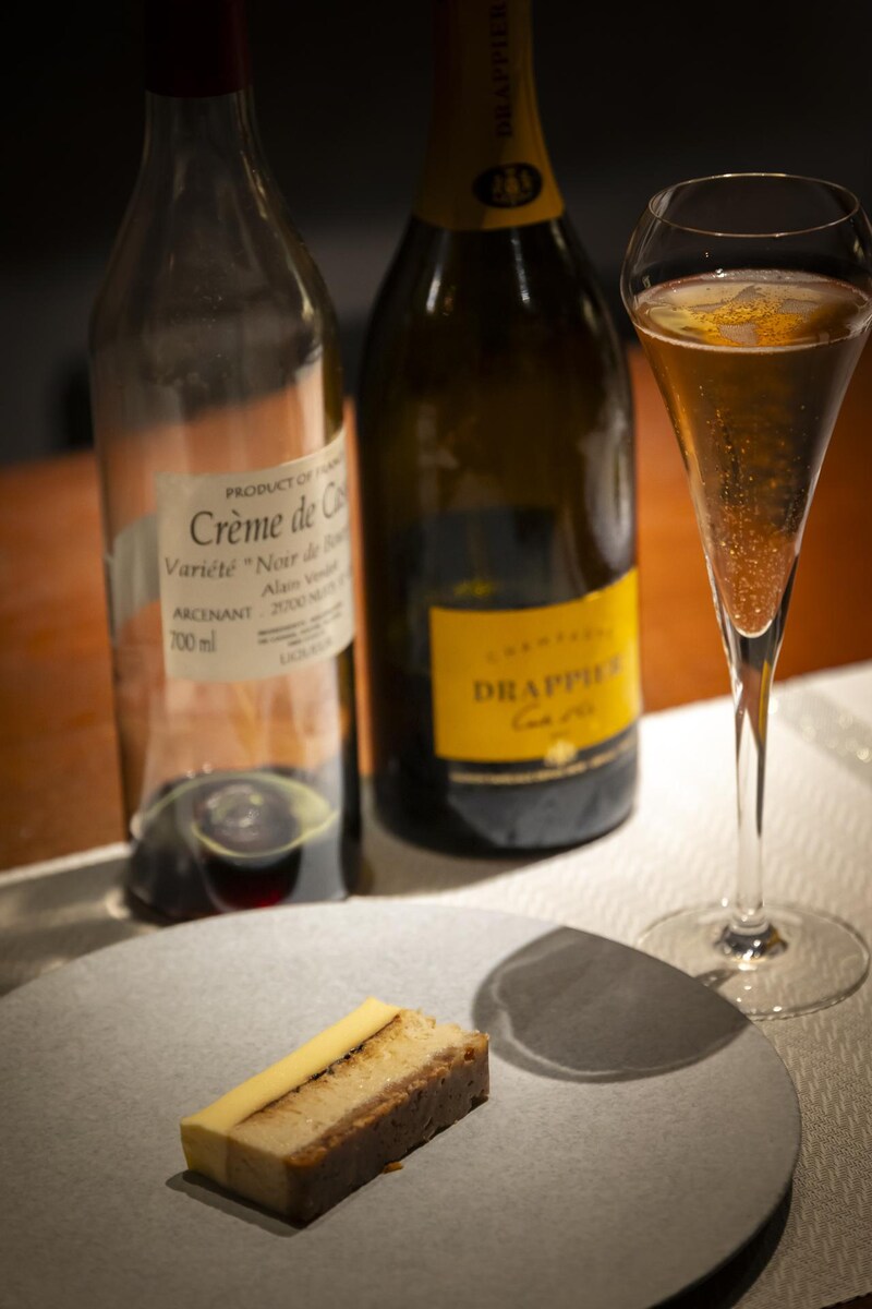 画像: 2種類のコンテ(8カ月熟成、24カ月熟成)を使ったチーズケーキ×キール・ロワイヤル(カクテル)