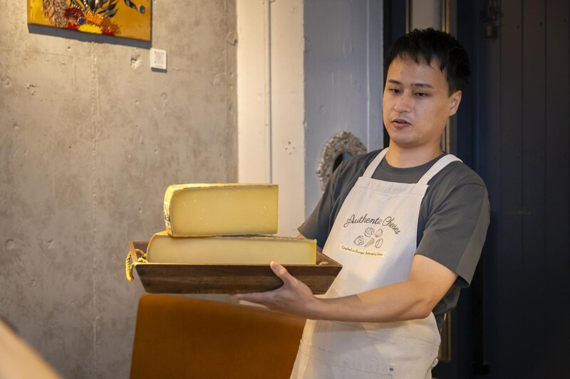 画像: 藤田洋介氏 「バール ア フロマージュ スー ヴォワル」シェフ CPA認定チーズプロフェッショナル、JSA認定ソムリエ