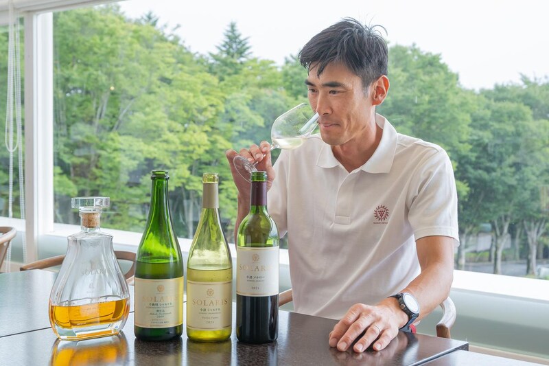 画像: 西畑徹平氏この日、ワイナリー近くの畑では、収穫を間近に控えたメルロがたわわに実っていた。「今年は雨が極端に少なく、良質なブドウが収穫できそうです」と手応えを語る