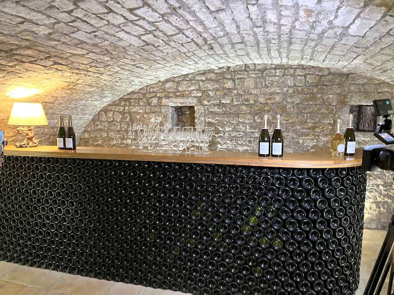 画像: ドメーヌの地下に広がる美しいカーヴは1152年にシトー派の聖人、サン・ベルナールによって築かれたという場所で、かつて近隣の修道院の貯蔵庫として使われていた歴史を持つ