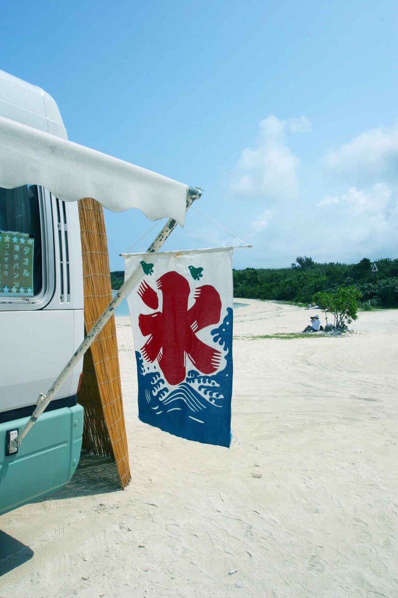 画像: 観光シーズンには海の家ならぬ海のキッチンカー?も