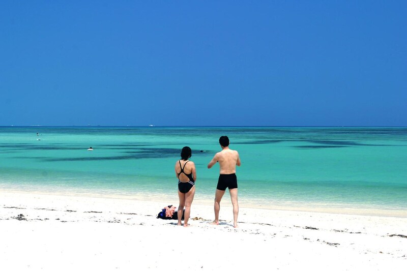 画像: 遠浅のため干潮時には沖にみえる高速船の近くまで歩けるそうだ