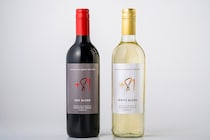 JAL、国際線プレミアムエコノミー・エコノミークラスのワインを刷新！大越基裕氏が監修した『＋81』を提供開始