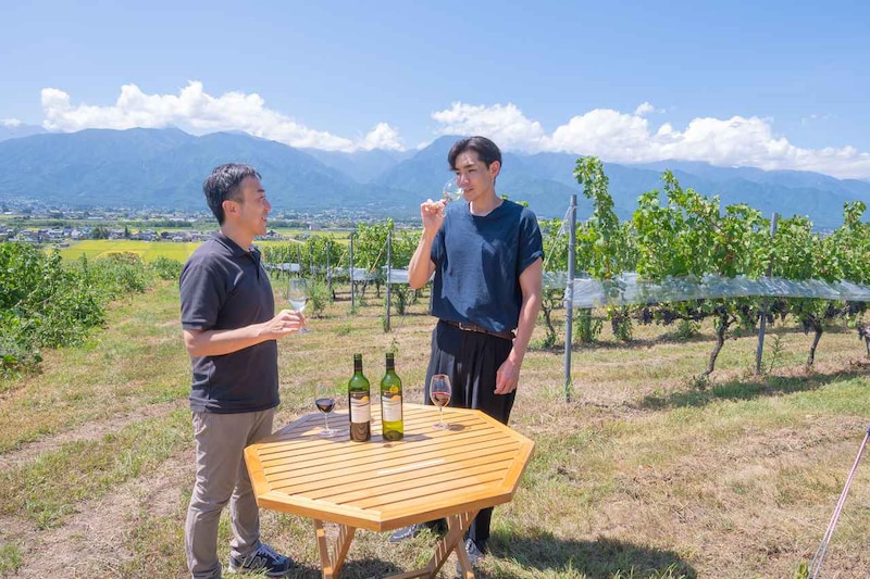 画像: 石原大輔氏 「グランポレール 安曇野池田ヴィンヤード」栽培責任者(左)、 近藤佑哉氏「レカングループ」CBO(チーフ・ブランディング・オフィサー)兼ビバレッジディレクター