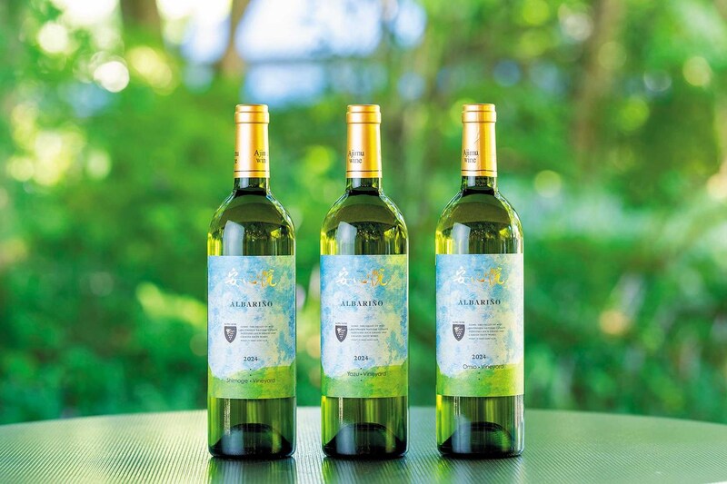 画像: 左から 『安心院ワイン アルバリーニョ 下毛 2024年』 『安心院ワイン アルバリーニョ 矢津 2024年』 『安心院ワイン アルバリーニョ 大見尾 2024年』 ※価格は3801円（税込） アルバリーニョは3カ所の異なる圃場で造られている。ラベルに示されている●印は、3カ所圃場があることを示しており、名前の位置は標高を表している。「下毛」は香り高くフレッシュ、「矢津」は凝縮感がありアールグレイのようなニュアンス。「大見尾」は下毛よりも複雑で厚みのある味わいだ