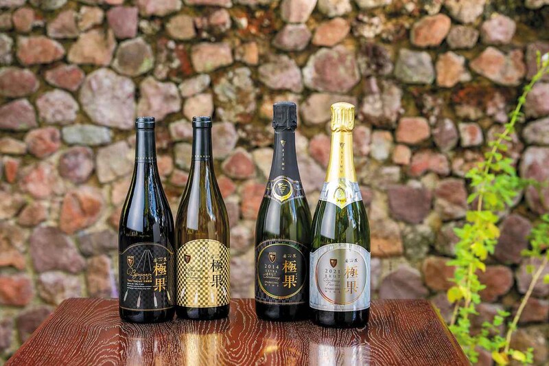 画像: 右から 『安心院スパークリングワイン 極果〈白〉2021年』（7788円）はシャルドネとピノ・ノワールを使用し、骨格ある味わいに。さらに熟成させた『同〈熟成白〉2014年』（2万3100円）。『安心院ワイン 極果 アルバリーニョ 2023年』（7315円）は完熟果実と花のような香りが広がる。『安心院ワイン 極果 ビジュノワール 2022年』（7700円）は、新樽100％で完熟ブドウの力を引き出したスタイル。豊かな厚みと凝縮感が広がる ※価格はすべて税込　※写真は、現在発売中の４アイテム