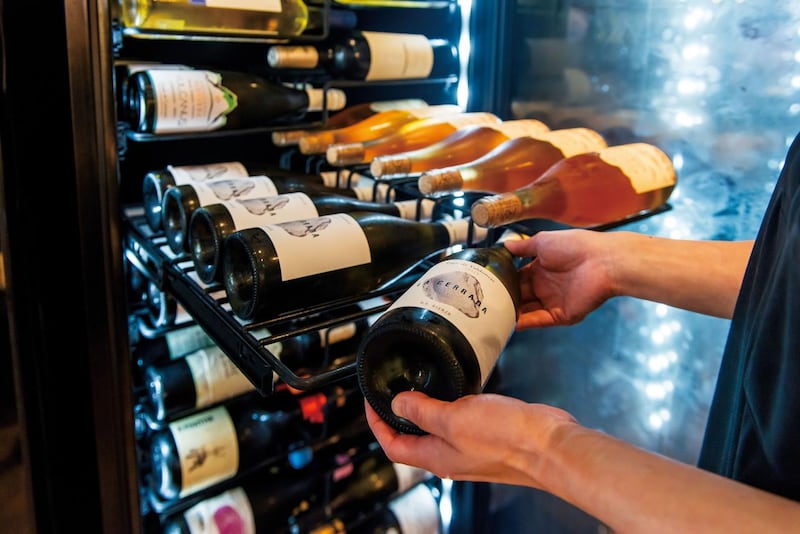 画像: LEDは白色/暖色の切り替えが可能(現行モデル『ブリリアント143』では4段階調光機能も搭載)。非常にスムーズな動きの特殊設計の棚は上下・前後とも間隔に余裕があり、スパークリングやブルゴーニュ・ワインなど太い径のボトルでもラベルを傷付ける心配がない