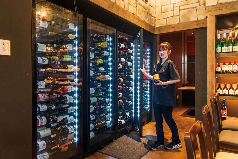 画像: 「LIZARRAN横浜店」店長の竹田瞳さん。㈱ニラクが展開する系列店「LIZARRAN三軒茶屋店」を経て、同店のオープニングから店づくりに携わる。4 台の『ファンヴィーノ ブリリアント143』は左から、ワインリスト外の白、オンリストする泡・白・オレンジ、オンリストする赤、ワインリスト外の赤と使い分ける