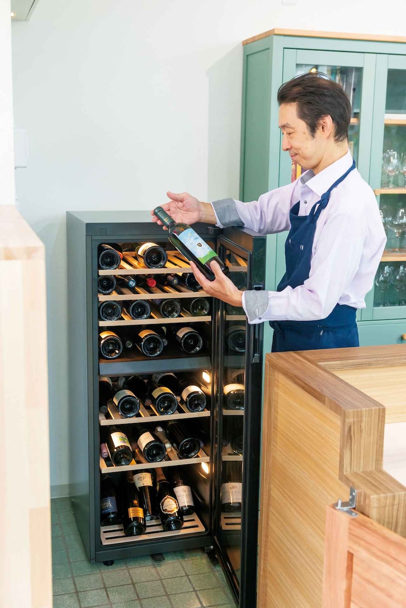 画像: ソムリエ、ペアリングマイスター®として活躍する森上久生氏。「湿度が保たれつつも結露が出ない。ラベルを傷めることなく商品価値が保てる」。開業前から設置した『192Lワインセラー JQF192A』にすっかり惚れ込み、ハイアール製冷凍冷蔵庫も近く導入予定