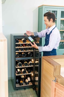 〝手作り〟の狭小ワインバー。セラーが最強の相棒にワインセラー「Haier 」（ハイアール）