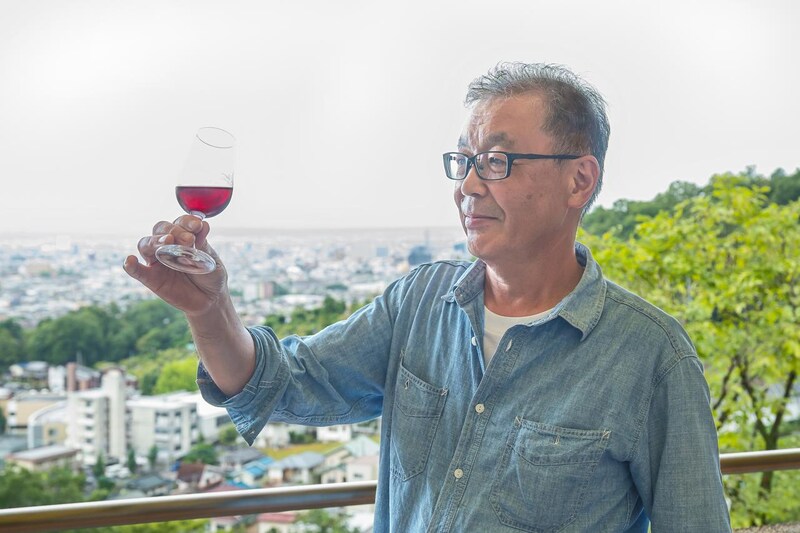 画像: 井島正義氏 「シャトー酒折ワイナリー」 醸造責任者。「マスカット・ベーリーA は栽培しやすく病気にも強い、日本の風土に適した品種」としつつ、「どこまで熟成できるのか、畑によってどう変わるのかはまだ未知数」と語る。そこに挑むことで「従来のイメージを超えるマスカット・ベーリーA のワインが生まれるはず」と力を込める