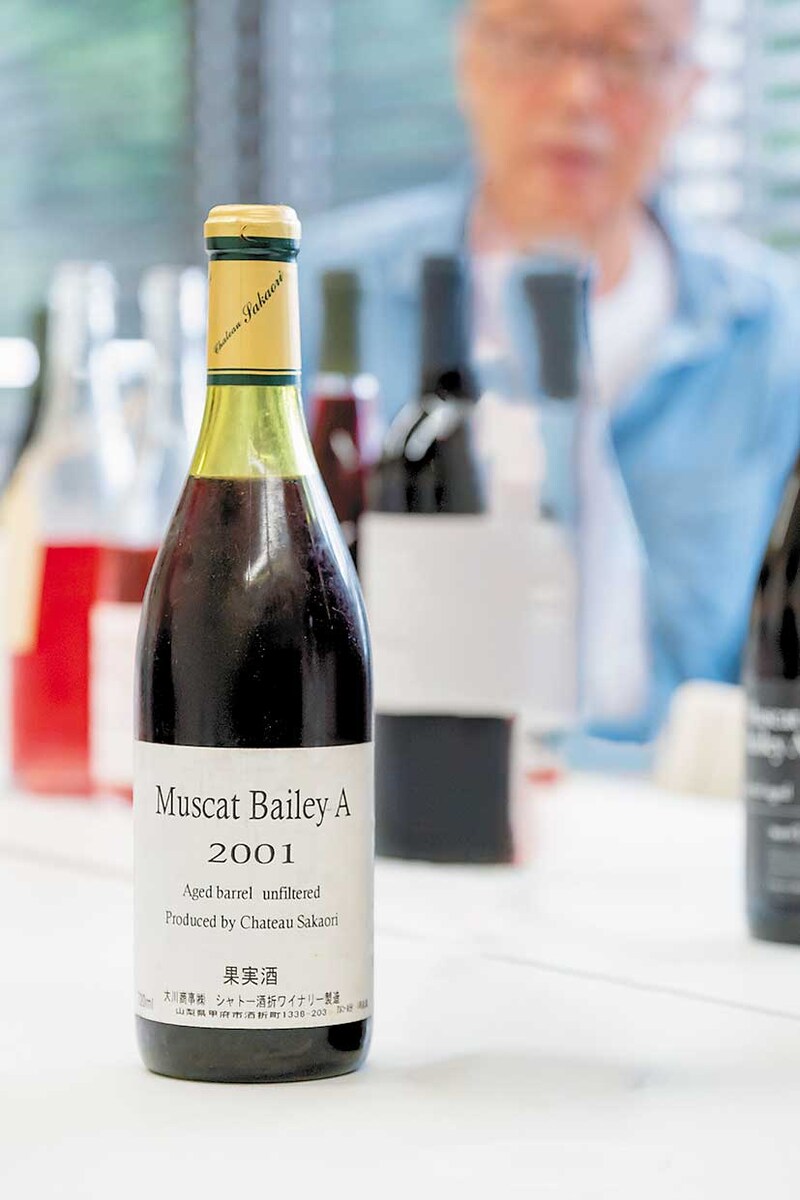 画像: 2001 年、初めて樽熟成に挑んだマスカット・ベーリーA。完熟した果実の濃い色合いを見て、井島氏が〝こっそり〟樽に入れたのが始まり。試飲会で高い評価を得て、残りのワインも樽へ─熟成の可能性を開いた記念すべき1本。熟成を経たその味わいは、落ち着いた質感でしなやかな果実味がありエレガントだ