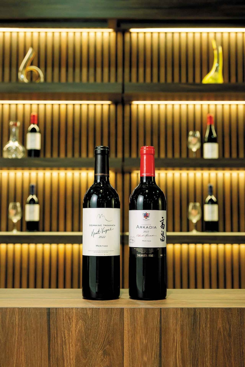 画像: 左から 『DOMAINE TAKAHATA Haut-Vigne Meritage 2022年』 品種:カベルネ・ソーヴィニヨン93.6%、カベルネ・フラン6.4% 『ARKADIA Select Harvest Meritage 2022年』 品種:カベルネ・ソーヴィニヨン78.5%、メルロ17.5%、プティ・ヴェルド4%