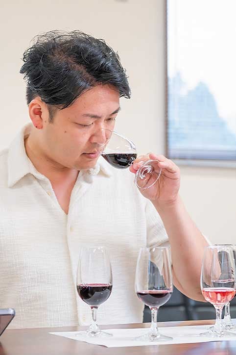画像: ソムリエの矢田部匡克氏
