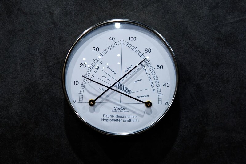 画像: ドイツ製の温湿度計