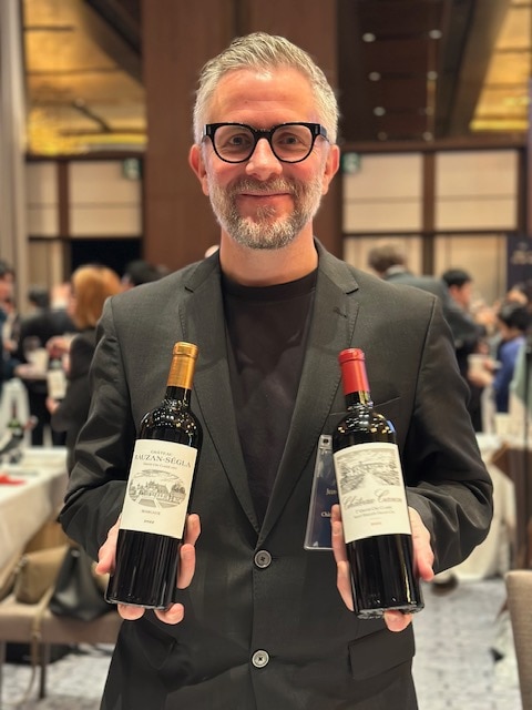 画像: 「2022年は太陽の恵みをたっぷり受けたヴィンテージです。ボリューム感がありながらも、しっかりと酸が残っています。太陽の年といえば03年を思い浮かべますが、あの年は急激に暑くなったのが特徴でした。一方、22年は徐々に気温が上がっていった印象で、人間と同じように、ブドウも少しずつ暑さに慣れていったのだと思います」と「シャトー・ローザン・セグラ」セールスディレクターのジャン・バジーレ・ローランド氏。