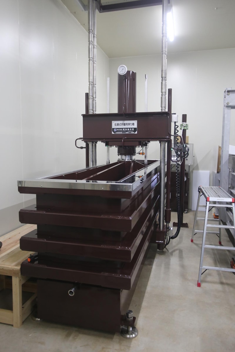 画像: 手間と時間をかけて醪を搾る、槽(ふね)搾り