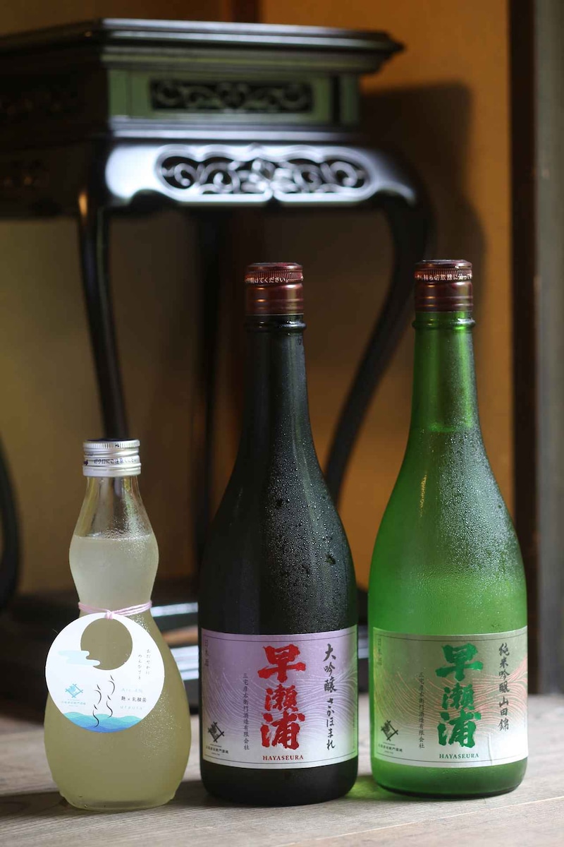 画像: 『早瀬浦特別純米酒うらうら おりがらみ』。乳酸菌を使った低アルコール酒で甘酸っぱくやさしい味わい(写真右)。『早瀬浦 大吟醸 さかほまれ』『早瀬浦 純米吟醸山田錦』は、旨味と軽やかさを持ち合わせる。「漁師の町だから、たくさん飲めて翌日残らない酒が一番」と三宅氏はニッコリ