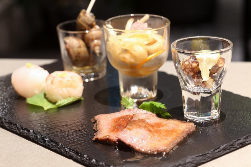 画像: 夕食コースの彩り豊かな前菜。南蛮漬けやバイ貝、手毬ずしなど、季節ごとに変わる