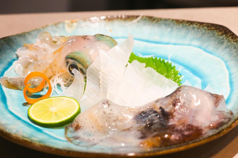 画像: さばきたてで透き通るイカの活造り。オーナーが目の前の海で釣りあげたもの