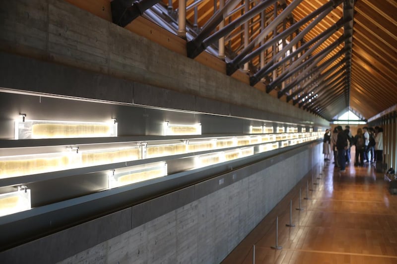 画像: 水月湖から掘り出した7万年分の年縞の実物をステンドグラスにして展示。その幅なんと45メートル！