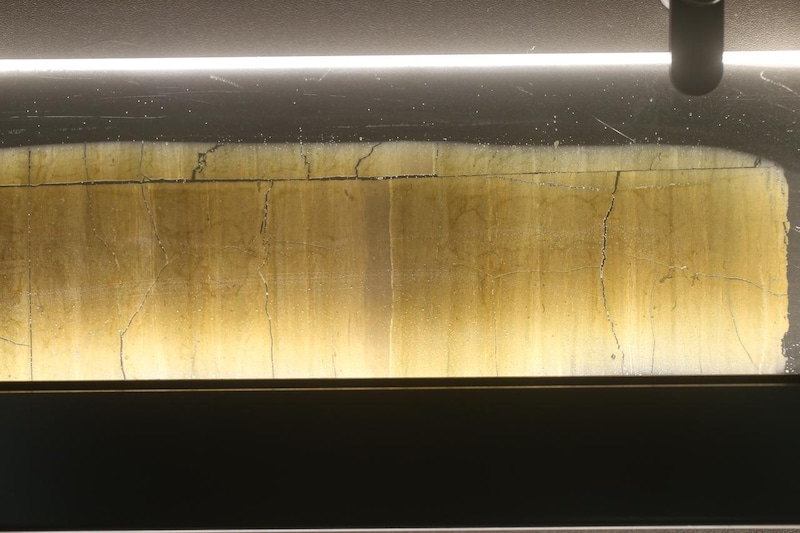 画像: 常設展では、世界の年縞や、水月湖の年縞からわかる7万年前からの現在の風景の再現なども