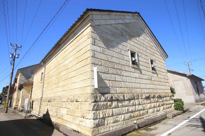 画像: 近くの山で切り出された「観音下石」（かながそ）で造られた石蔵が美しい