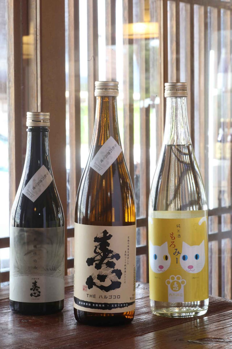 画像: 2匹の真っ白いネコさんがラベルを彩る『純米酒もろみー』は隠れた大人気商品。西出酒造の看板猫、双子の姉妹「もろ」と「みー」がラベルを飾り、ちょっと甘酸っぱくもスッキリな味わい