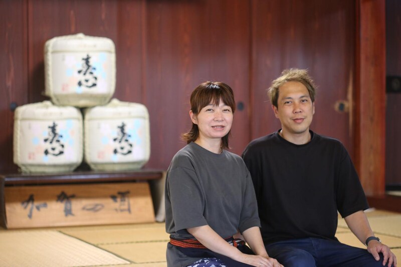 画像: 5代目蔵元杜氏の西出裕恒氏と妻のかよこさん。「アルザスとブルゴーニュが好き」と西出氏。アルチザン（職人）として共感があるのだろう