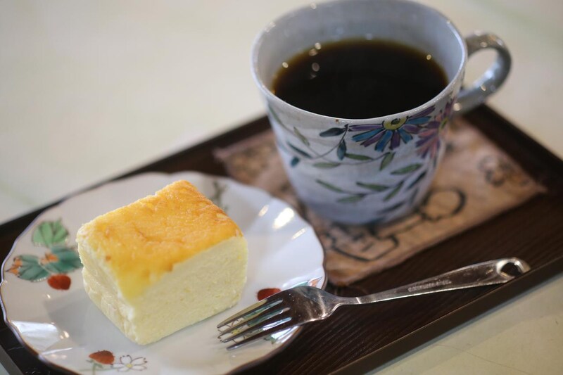 画像: 併設の「蔵CAFEぐるり」はかよこさんが切り盛りする。コーヒーと蔵の酒粕を使ったチーズケーキが美味だ