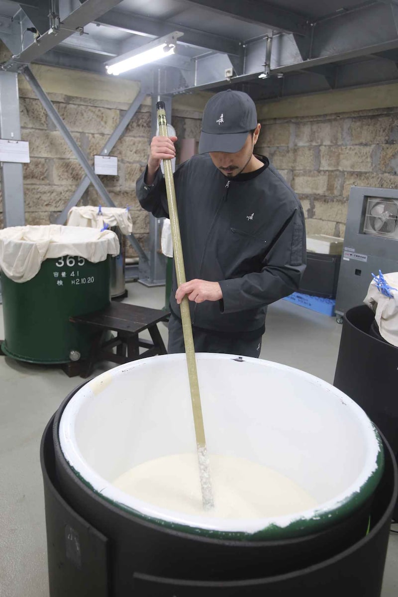 画像: 「酒の母と呼ばれる酒母ですが、僕らは酒の赤ちゃんだと思い丁寧に大切に育てています」と吉田氏。酒母室は珍しい観音下石(かながそいし)の石造り