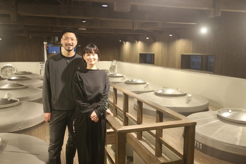 画像: 7代目の吉田泰之氏と妻の麻莉絵さん。幼い姉妹を育てながら蔵の仕事に取り組む