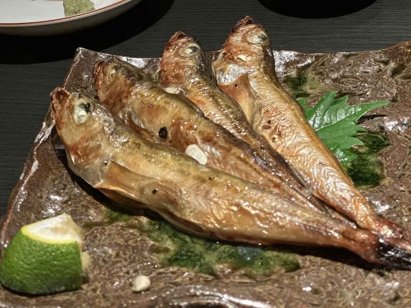 画像: 「衣や」 〒921 - 8151 石川県金沢市窪1 - 225 - 1 TEL. 0762 - 45 - 7388 営業時間：月・火・木〜土 18 : 00〜23 : 00（LO 22 : 30 ）、 日・祝日18 : 00〜22 : 00（LO 21 : 30 ） 定休日：水曜日