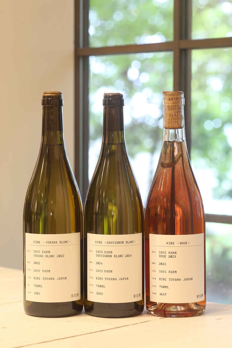 画像: 『YOKAWA BLANC 2022年』(写真左)は、ワイナリーがある地域「余川」を、シャルドネ、ソーヴィニヨン・ブラン、アルバリーニョのブレンドで表現。ロゼは氷見の寒ブリに合うワインをと造られた。果実味が豊かでややボリューム感のある滋味深い味わい