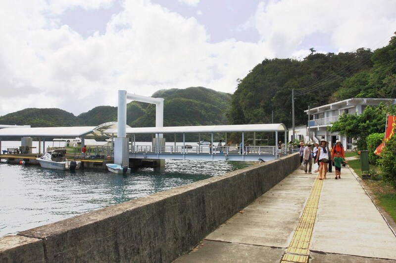 画像: 船浮の港の風景。定期船が入ると楽しそうな話が聞こえてくる。