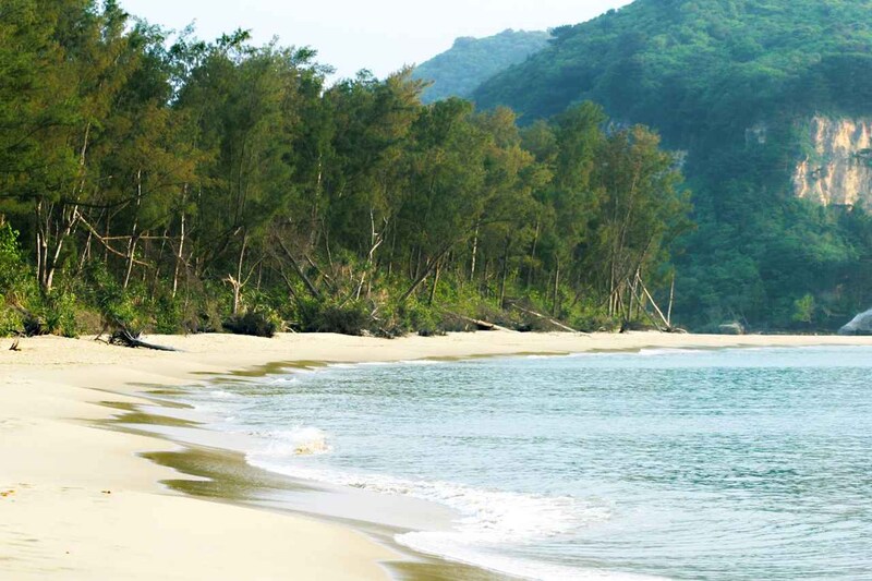 画像: モクマオウの森を抜けて行くと現れる弓形の砂浜は絶好ののんびりスポット。ときどき釣竿を担いだ釣人も。